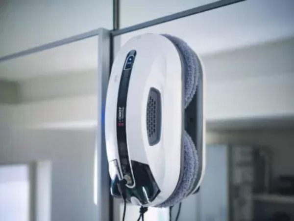 年末に間に合わなくても大丈夫、2023年の窓掃除は「HOBOT R3」で自動化しちゃおう