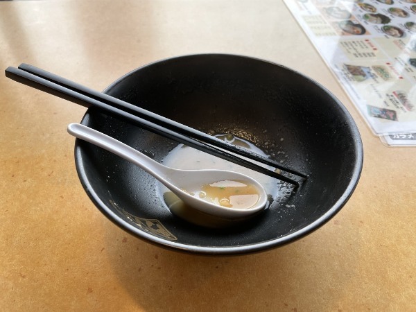 トロットロのスープが麺に絡みつくその名も「濃いラーメン」（天下一品のラーメンよりはサラリとしてます）