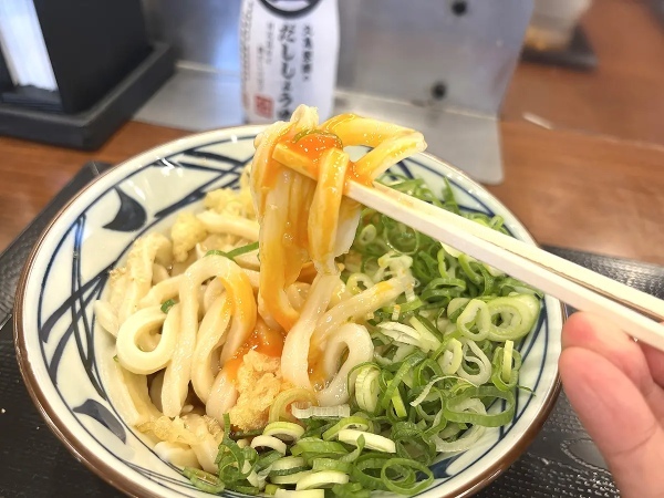 丸亀公式オススメの「釜玉うどん＋天だれ」　やってみたら想定外の味わいに