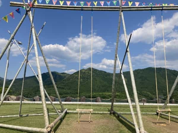 竜門ダム芝生広場に突如現れた『絶景ブランコ』。壮大な景色を独り占め！