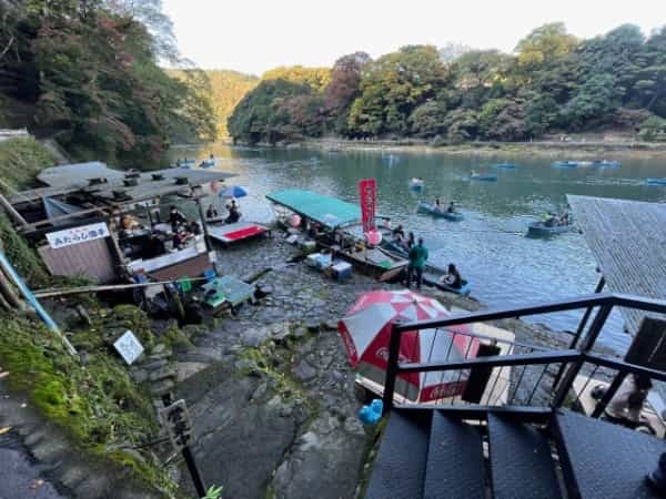 車や徒歩じゃない？京都・嵐山の飲食店、来店手段はまさかの！でも100年続く人気の理由とは
