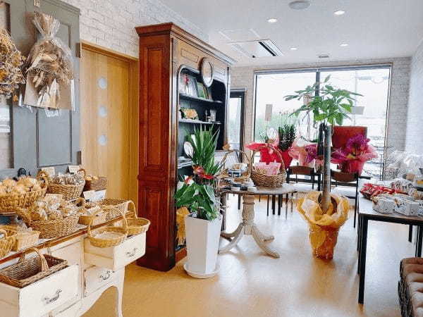 【阿蘇市】看板でバズったケーキ屋さんPATISSIER HIRO（パティシエヒロ）。看板もケーキも優しい世界だった。