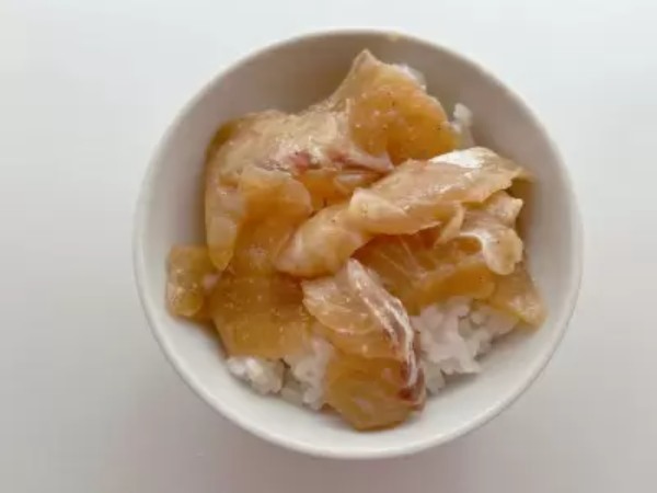 5分の流水解凍で漁港の味に！カルディの「漁師のまかない漬け丼」