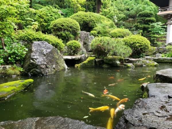 【岡山】桃太郎を祀り、鬼が眠る神社。国宝・本堂拝殿は全国唯一の様式