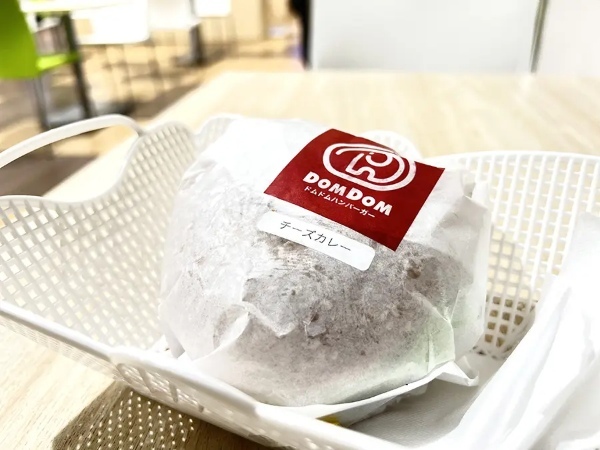 ドムドムバーガーの「とろけるチーズカレーバーガー」どんな味！？食べてみた