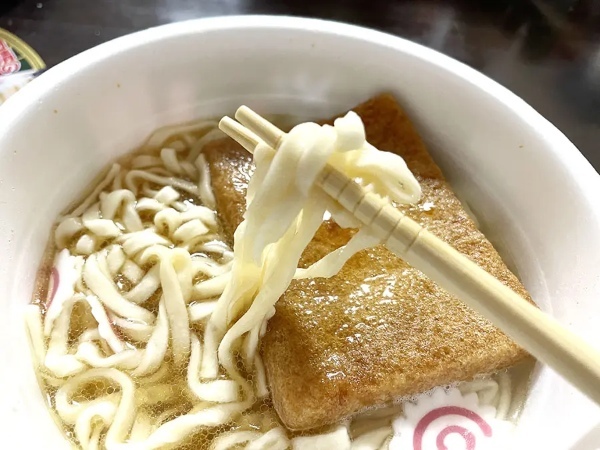 どんな味なんだ！？「日清どん兵衛特盛 ラーメンスープの！？きつねうどん」が謎すぎたので食べてみた結果
