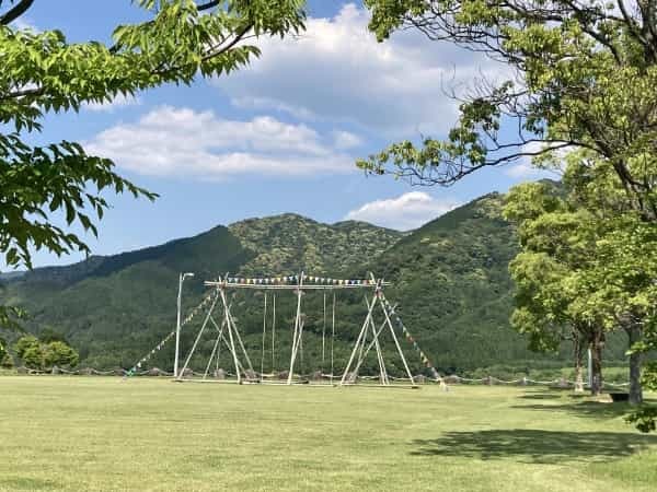 竜門ダム芝生広場に突如現れた『絶景ブランコ』。壮大な景色を独り占め！