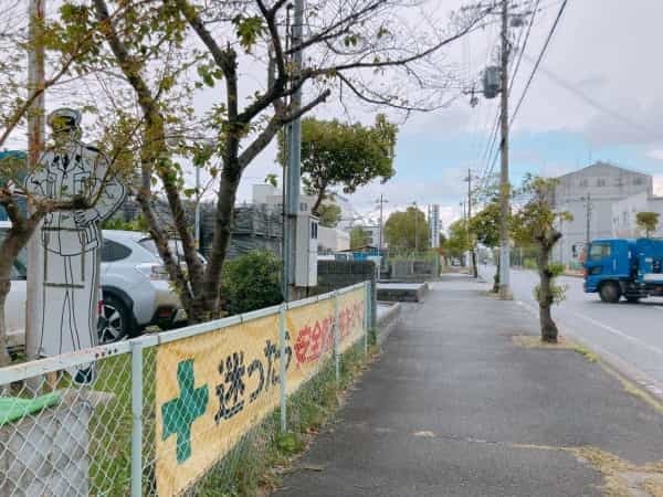 西宮浜で「珍看板」をみつけた。マッカーサーに似てる