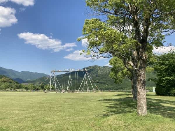 竜門ダム芝生広場に突如現れた『絶景ブランコ』。壮大な景色を独り占め！