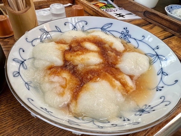 【スタッフ通信】県境の老舗茶店へドライブ。ハンパない絶景と力餅が待っていた