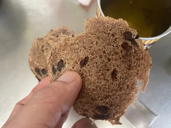 なんぞこれは！「チョコバット」の防災食　静岡限定「チョコバットくんのふわチョコパン」が斬新すぎた