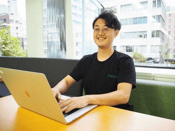 「同じ失敗を繰り返さなければ、良い方向に進んでいく」アイデミー若手社員を救った、上司からのアドバイス
