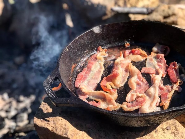 スキレットでパン作り！オーブンなしでOK、キャンプやBBQに◎のレシピも！