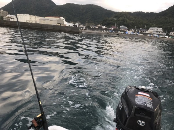 【初心者向け】太刀魚釣りの攻略ガイド！餌の仕掛けから釣り方のコツまで徹底解説！