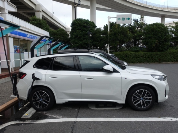 【試乗記】BMW iX1とガソリンX1を乗り比べて分かった。こだわりってなんだっけ？