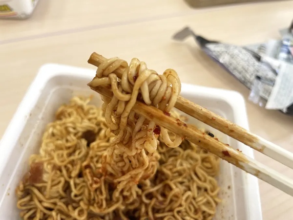 【本音レビュー】ペヤング謎の新商品「アパ社長カレー味やきそば」を食べた結果