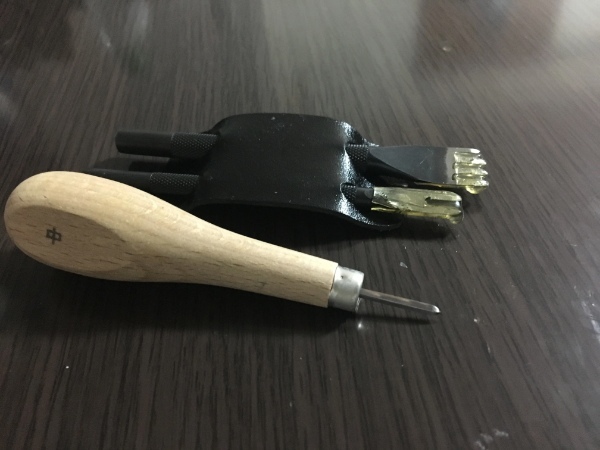 革細工の始め方!初心者向けにレザークラフトの基本のやり方や揃える道具を解説!
