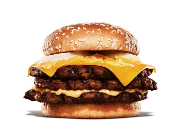 バーガーキング®の“ビッグマウス”は直火焼きだから旨い！炎で焼いた香ばしい100％ビーフから肉の旨味が溢れ出す　ダブルビーフにベーコン8枚「ベーコンブースター」ビーフ3枚に贅沢チーズ「チーズ＆チーズ」