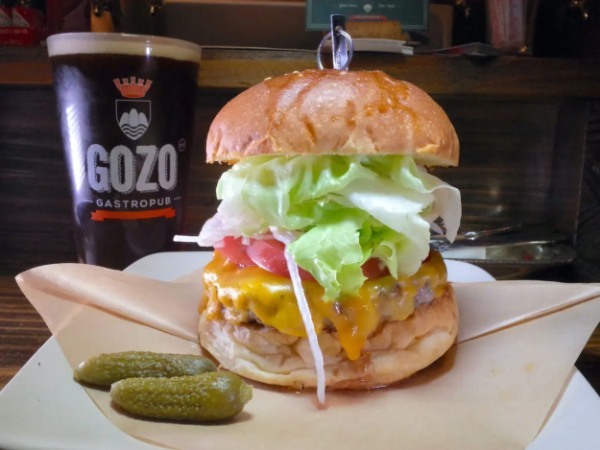 「バーガー×ビール」は黄金のウマさ!! “最強のコンビ”が味わえる都内の名店7選