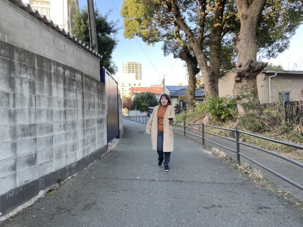 食パンくわえて「遅刻遅刻～」って角を曲がったら恋が生まれるのか