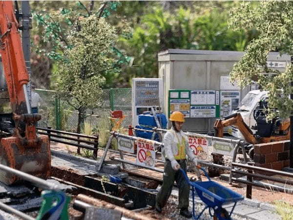 大迫力！工事現場の後ろから巨大なワンちゃんの顔！