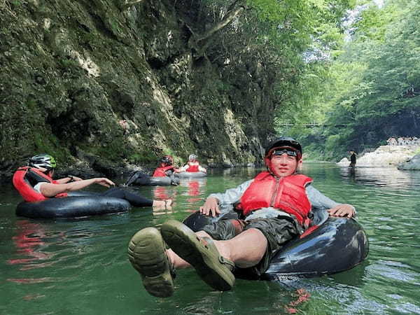 巨大なトラックチューブで清流を川下り！夏限定「渓谷どんぶらこ in 檜原村」予約受付スタート