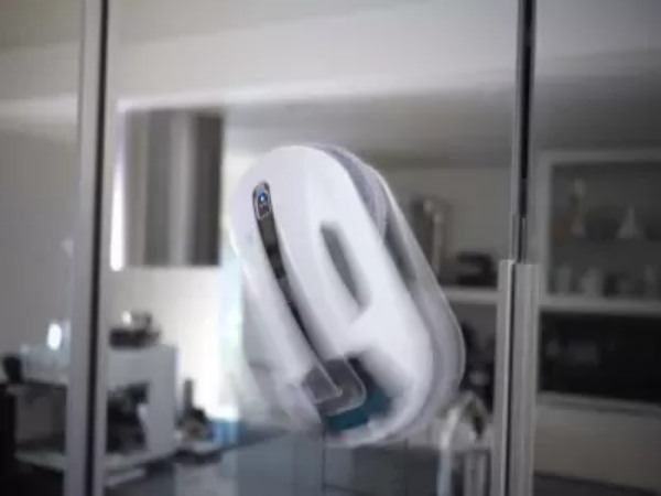 年末に間に合わなくても大丈夫、2023年の窓掃除は「HOBOT R3」で自動化しちゃおう