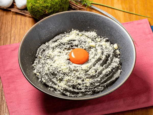 SNSで話題の“白いうどん”が、”真っ黒なうどん”に大変身！ 2023年3・4月限定『ブラックカルボうどん』が新発売‼
