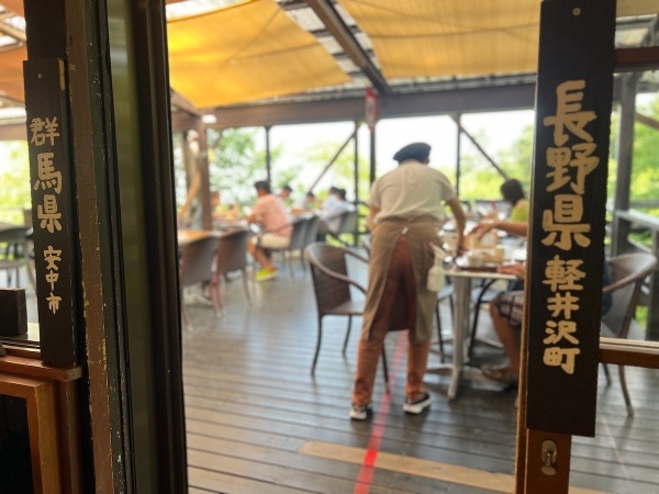 【スタッフ通信】県境の老舗茶店へドライブ。ハンパない絶景と力餅が待っていた