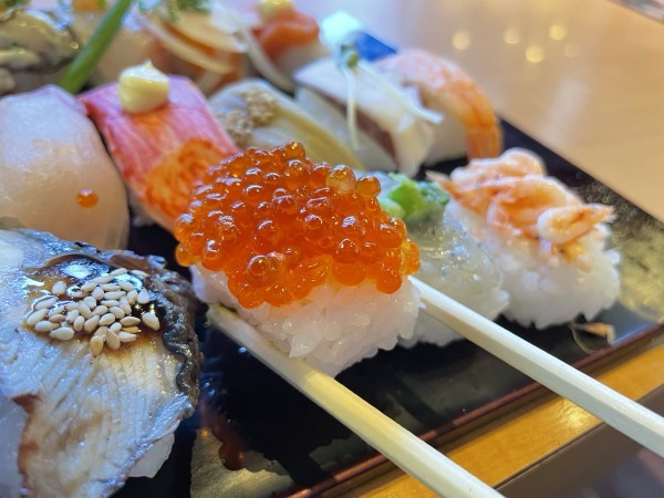 海鮮特急レーン寿司「じじや」で平日限定!20貫で1,100円!?コスパ最強の寿司に出会った!