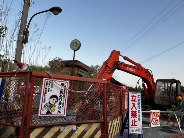 大迫力！工事現場の後ろから巨大なワンちゃんの顔！