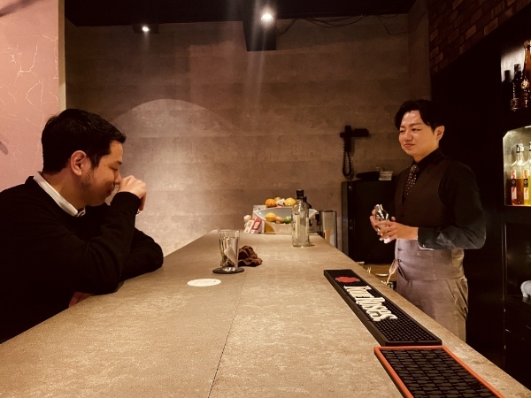 バーで「あちらのお客様からです」ってお酒を渡せば恋は生まれるのか