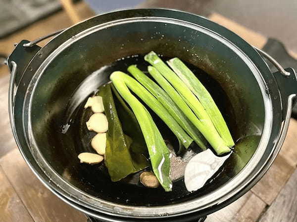 キャンプで大活躍！ 燻製も揚げ物も炒飯も作れる、雰囲気バツグンの“万能・囲炉裏鍋”