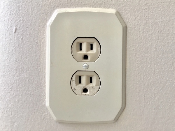 アメリカのコンセント事情とは？形状や電圧など日本との規格の違いを解説！