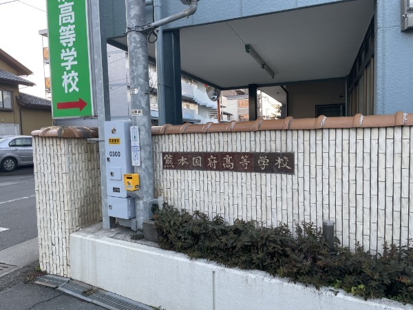 食パンくわえて「遅刻遅刻～」って角を曲がったら恋が生まれるのか