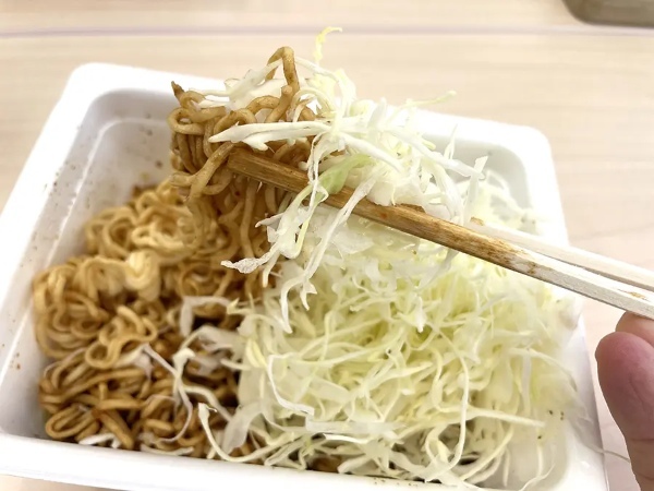 【本音レビュー】ペヤング謎の新商品「アパ社長カレー味やきそば」を食べた結果