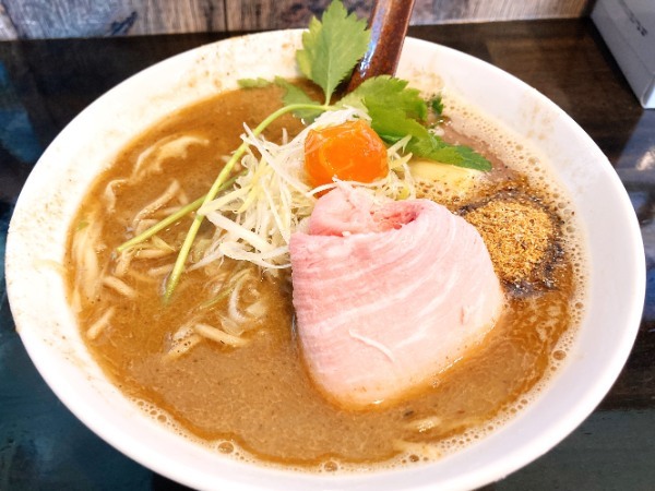 新感覚のラーメン！「麵屋 友来」には、あっさり派もこってり派も満足できる煮干しラーメンがあった。