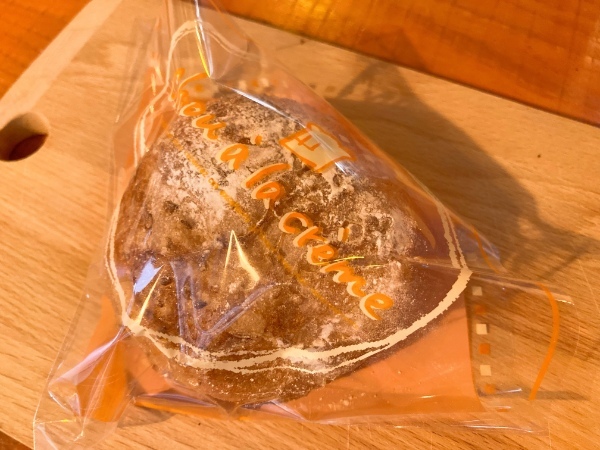 クリームたっぷりで後引く美味しさ。菊池市にある「よしのや菓舗」のシュークリームはコスパも良いし、疲れた身体を癒してくれる。