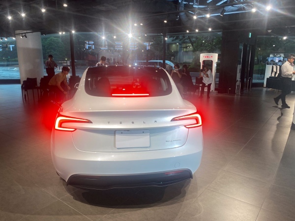 話題のテスラ 「新型モデル3」見てきたぞ! イケメンすぎるルックスにウインカーレバーがない?