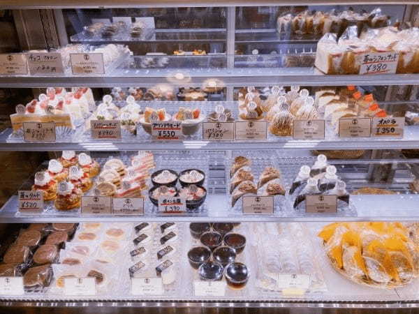 クリームたっぷりで後引く美味しさ。菊池市にある「よしのや菓舗」のシュークリームはコスパも良いし、疲れた身体を癒してくれる。