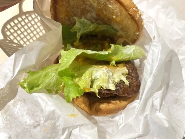 ドムドムバーガーの「とろけるチーズカレーバーガー」どんな味！？食べてみた