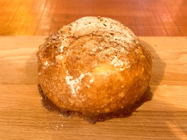 クリームたっぷりで後引く美味しさ。菊池市にある「よしのや菓舗」のシュークリームはコスパも良いし、疲れた身体を癒してくれる。