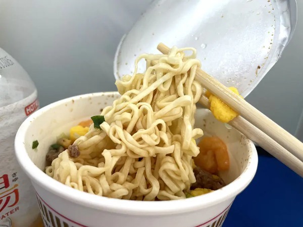 ペットボトルの「白湯」に新たな使い方を求めて……カップラーメンはイケるかやってみた