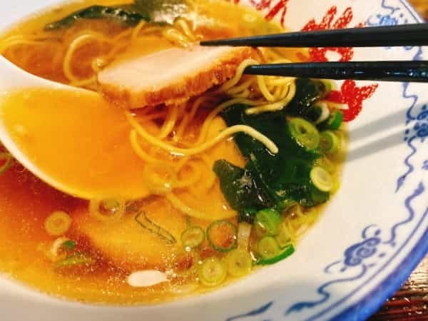 ミシュランガイドにも掲載された醤油ベースの黄金スープ！「ラーメン栄力」