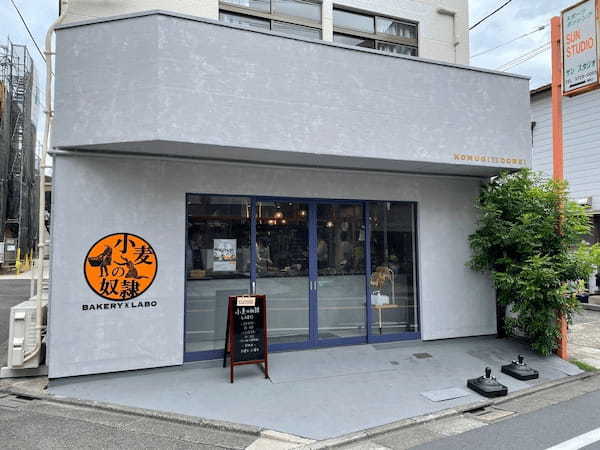 【小麦の奴隷LABO 自由が丘店】猛暑日でも食欲爆上がり！食パン1斤に旨辛まぜそばを豪快に詰め込んだ「モーレツ旨辛！蒙古パンメン橋本」2024年7月11日、「ラーメンの日」に完全予約制で数量限定発売