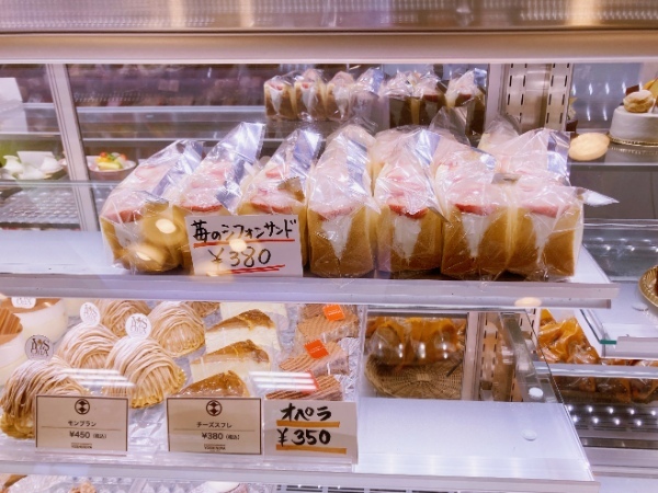 クリームたっぷりで後引く美味しさ。菊池市にある「よしのや菓舗」のシュークリームはコスパも良いし、疲れた身体を癒してくれる。