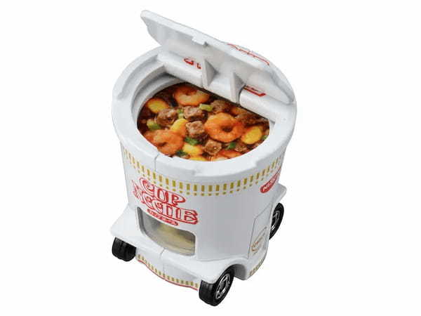 カップヌードルとトミカのコラボ商品2種が発売　Wタブになってリニューアル！