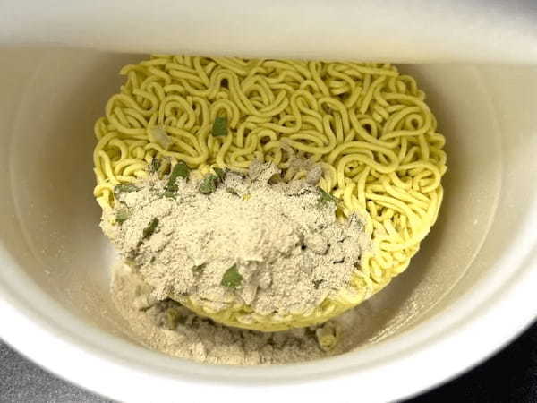 1つで2度美味しい「味変カップ麺」食べてみた　関西風も関東風も楽しめる？