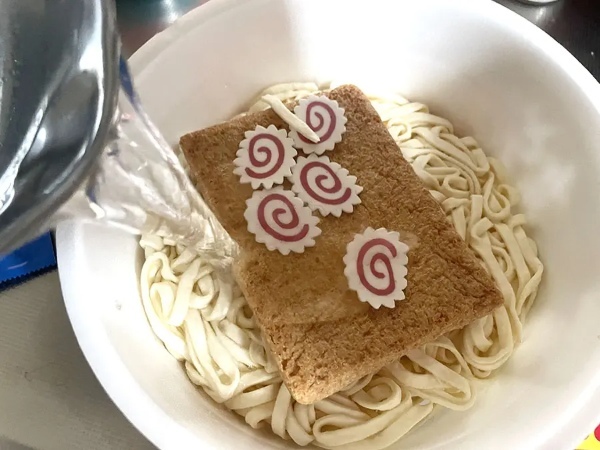 どんな味なんだ！？「日清どん兵衛特盛 ラーメンスープの！？きつねうどん」が謎すぎたので食べてみた結果