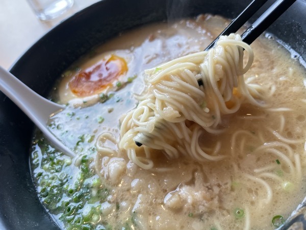 トロットロのスープが麺に絡みつくその名も「濃いラーメン」（天下一品のラーメンよりはサラリとしてます）